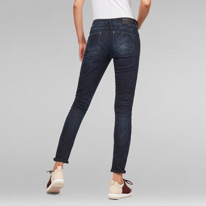 Mujer usando jeans Lynn Super Skinny, mostrando la parte trasera de los super skinny jeans for women.