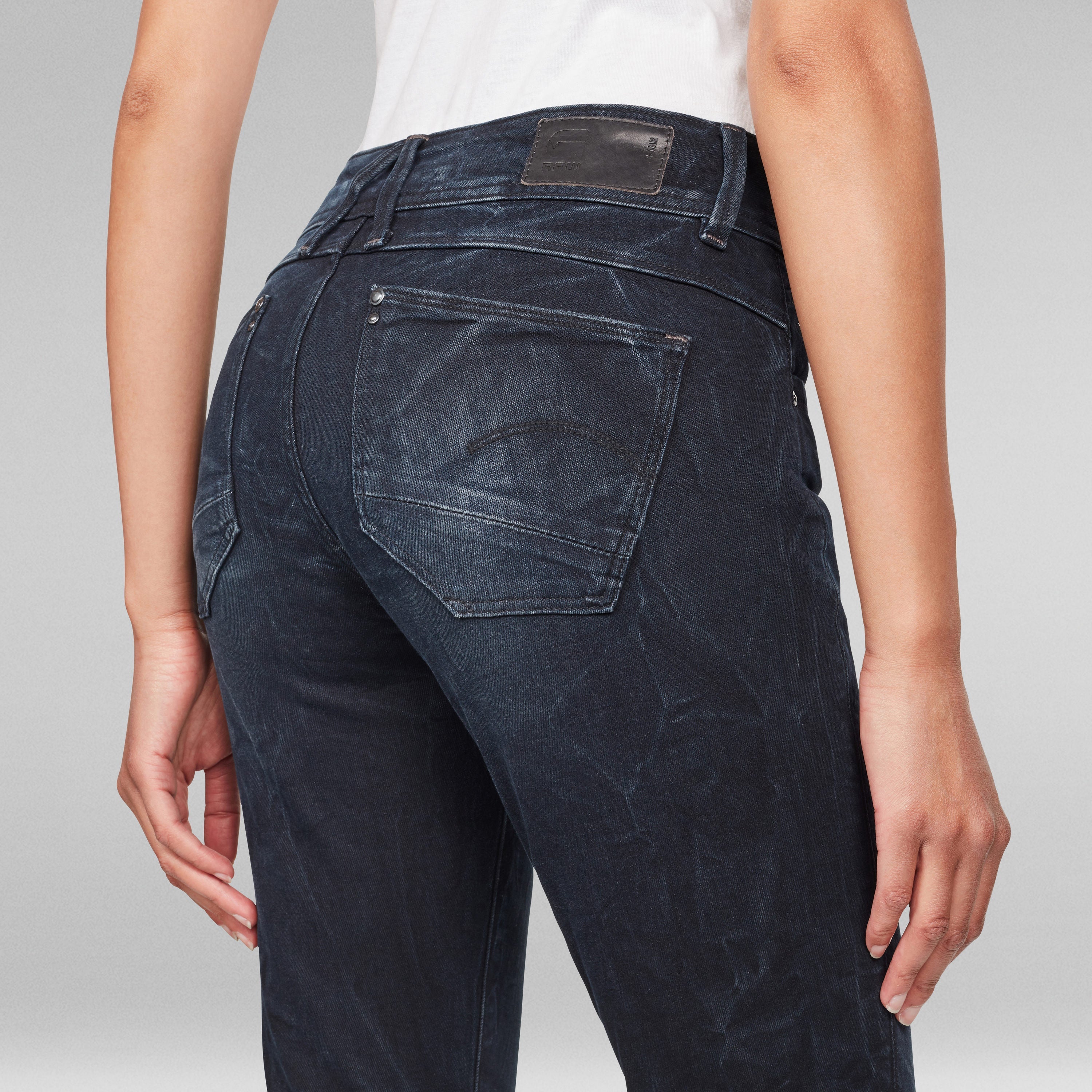 Mujer usando jeans Lynn Super Skinny, mostrando el diseño en la parte trasera, ideal para super skinny jeans for women.