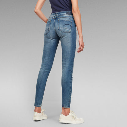Jeans Lynn Skinny, ajustados de cintura a tobillo, diseño de denim elástico y corte medio. Lynn skinny fit jeans.