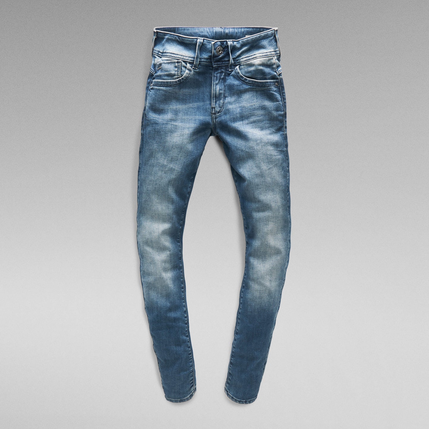 Lynn skinny fit jeans in light blue wash, featuring a comfortable fit from waist to ankle.