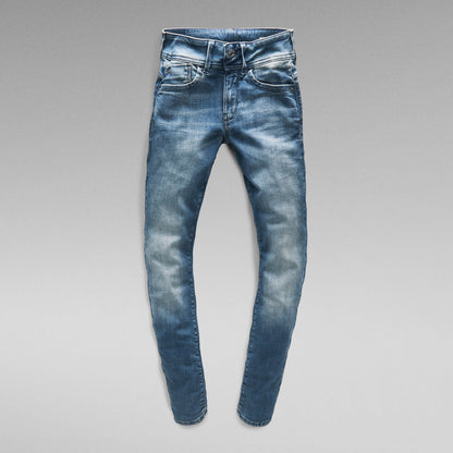 Lynn skinny fit jeans in light blue wash, featuring a comfortable fit from waist to ankle.
