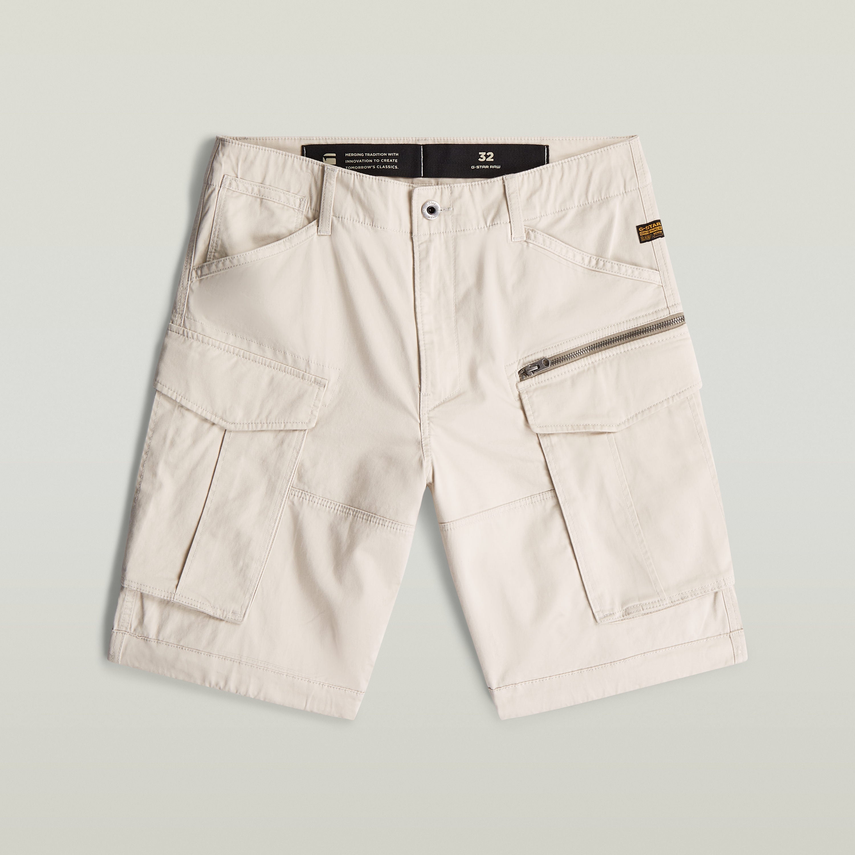 Shorts Rovic Zip Relaxed en color blanco, diseño relajado con múltiples bolsillos, cierre de botón y cremallera. relaxed fit zip shorts.