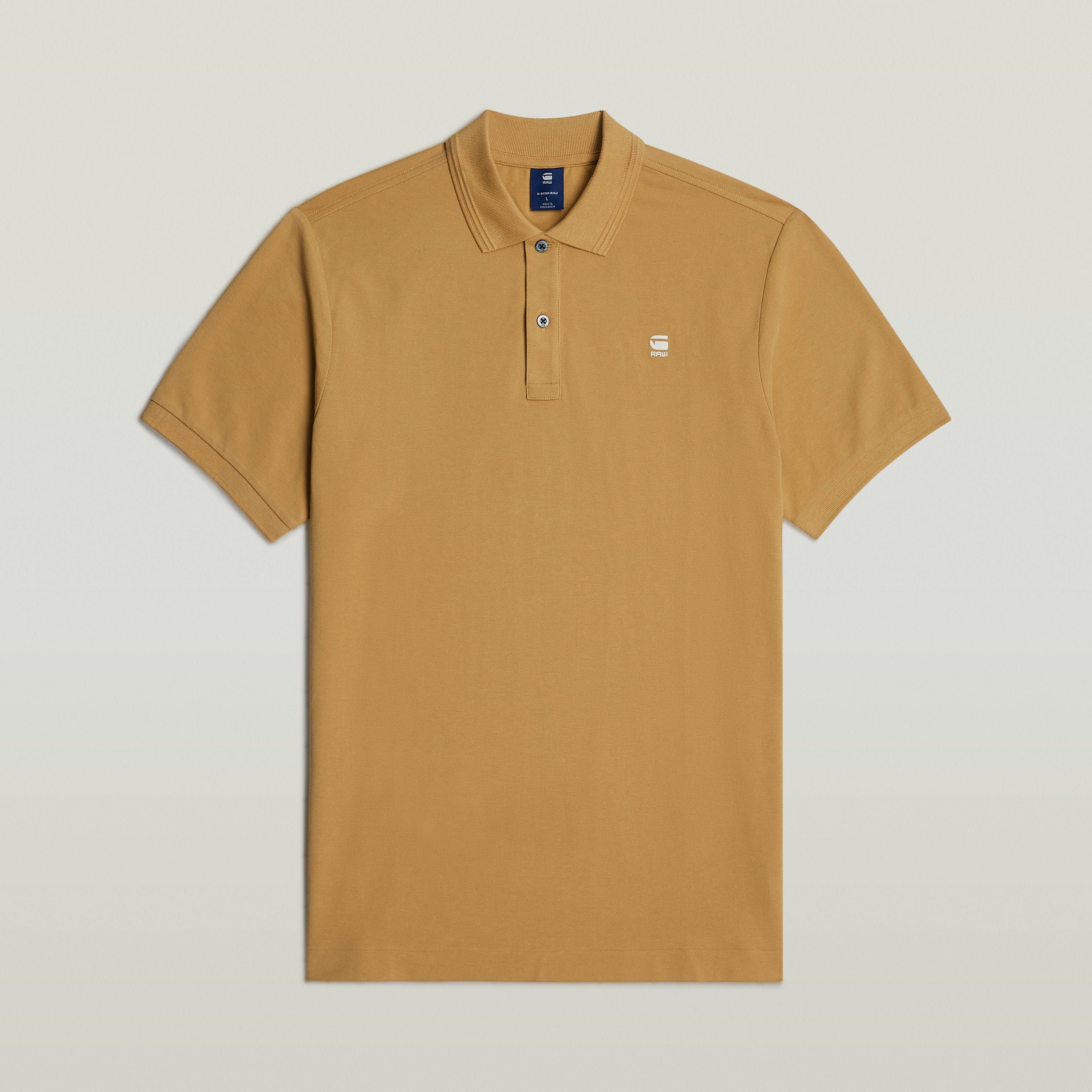Dunda Slim polo en color marrón, con diseño acanalado en el cuello y puños, ideal para mayor libertad de movimiento.