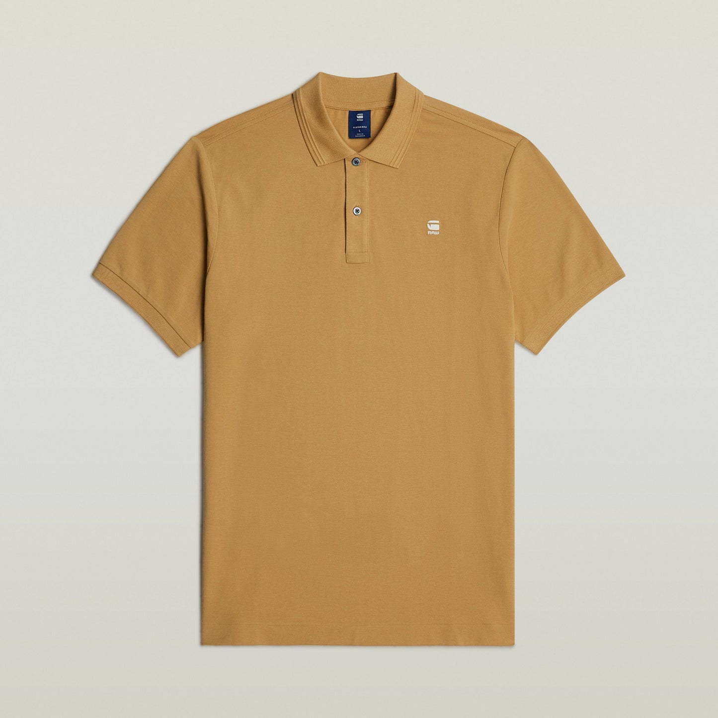 Dunda Slim polo en color marrón, con diseño acanalado en el cuello y puños, ideal para mayor libertad de movimiento.