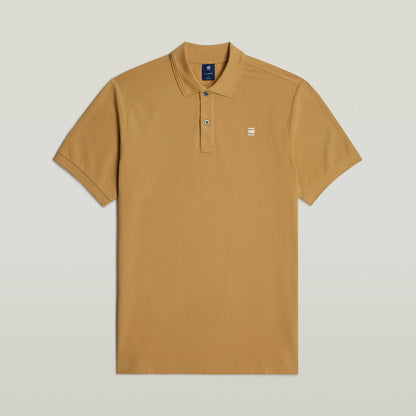 Dunda Slim polo en color marrón, con diseño acanalado en el cuello y puños, ideal para mayor libertad de movimiento.