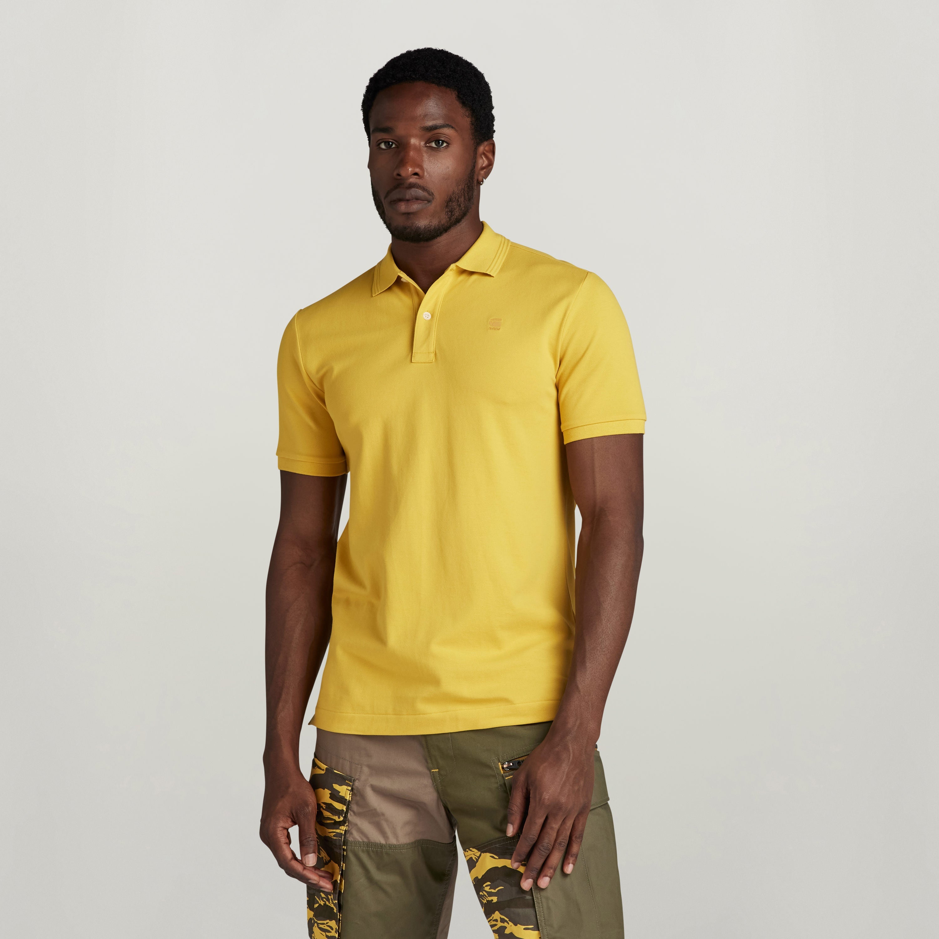 Polo Dunda Slim en color amarillo, con diseño acanalado, cuello de polo y mangas cortas, ideal para un look moderno.