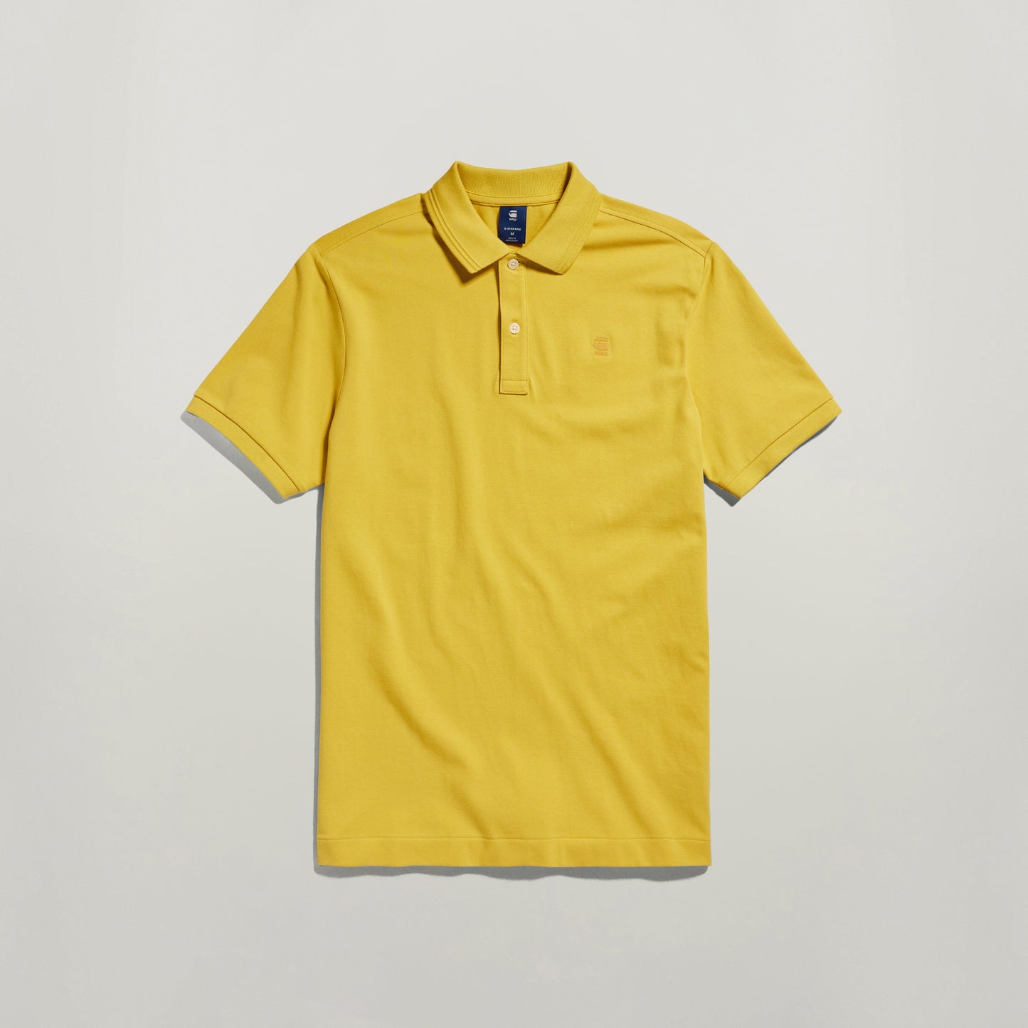 Polo Dunda Slim amarillo con diseño acanalado en el cuello y puños, ideal para mayor libertad de movimiento.