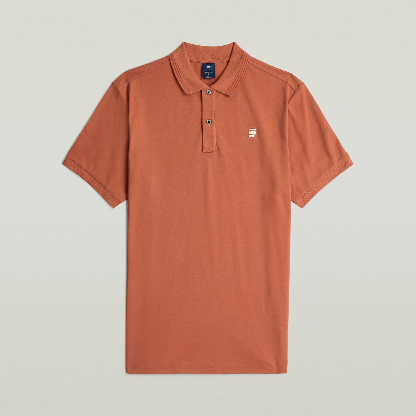 Polo Dunda Slim en color naranja, con diseño acanalado, características de un slim fit polo shirt y bordado en el pecho.