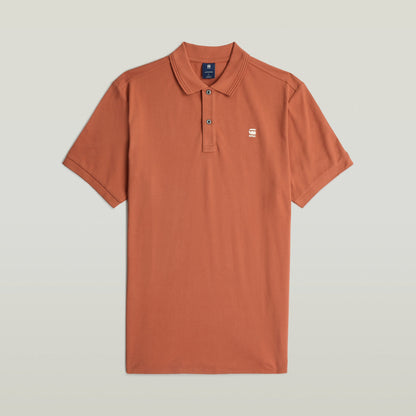 Polo Dunda Slim en color naranja, con diseño acanalado, características de un slim fit polo shirt y bordado en el pecho.