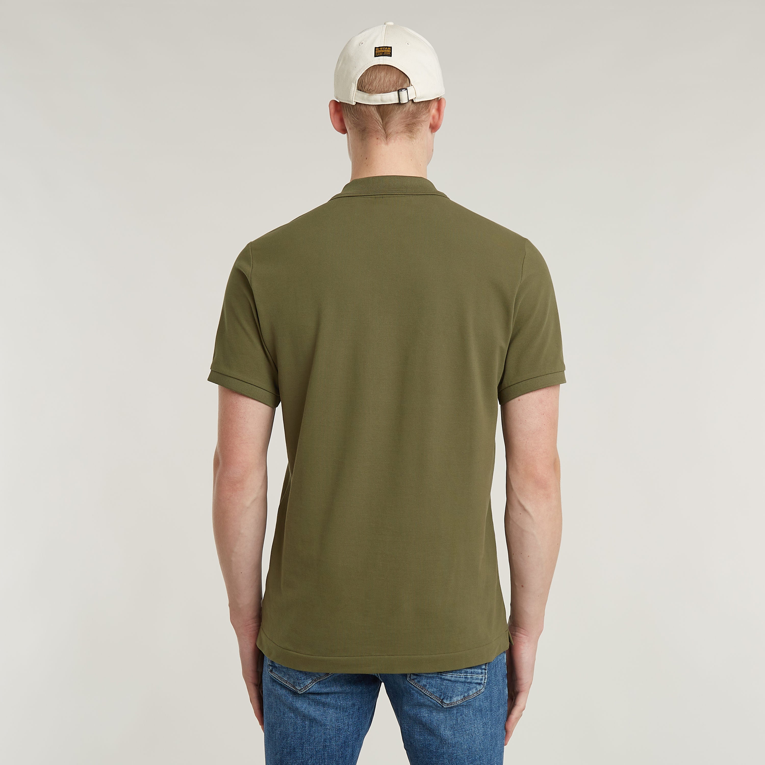 Dunda Slim Polo Shirt vista posterior en color verde, con un diseño elegante y cómodo, ideal para el uso diario.