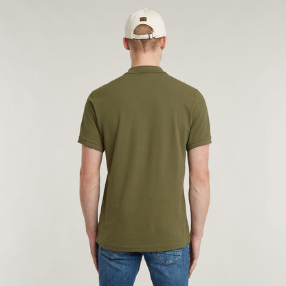 Dunda Slim Polo Shirt vista posterior en color verde, con un diseño elegante y cómodo, ideal para el uso diario.