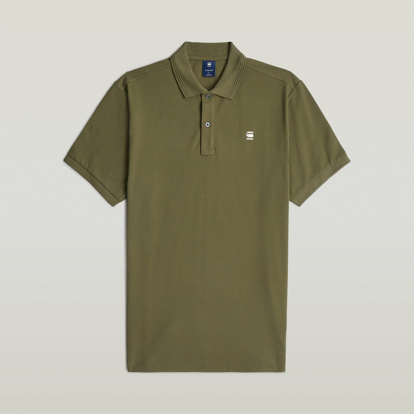 Dunda Slim Polo Shirt en color oliva con cuello acanalado y cierre de polo, diseño de manga corta.
