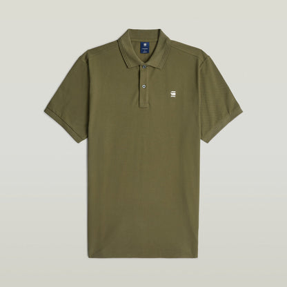 Dunda Slim Polo Shirt en color oliva con cuello acanalado y cierre de polo, diseño de manga corta.