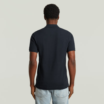 Muestra trasera del polo Dunda Slim, una slim fit polo shirt de color azul oscuro.