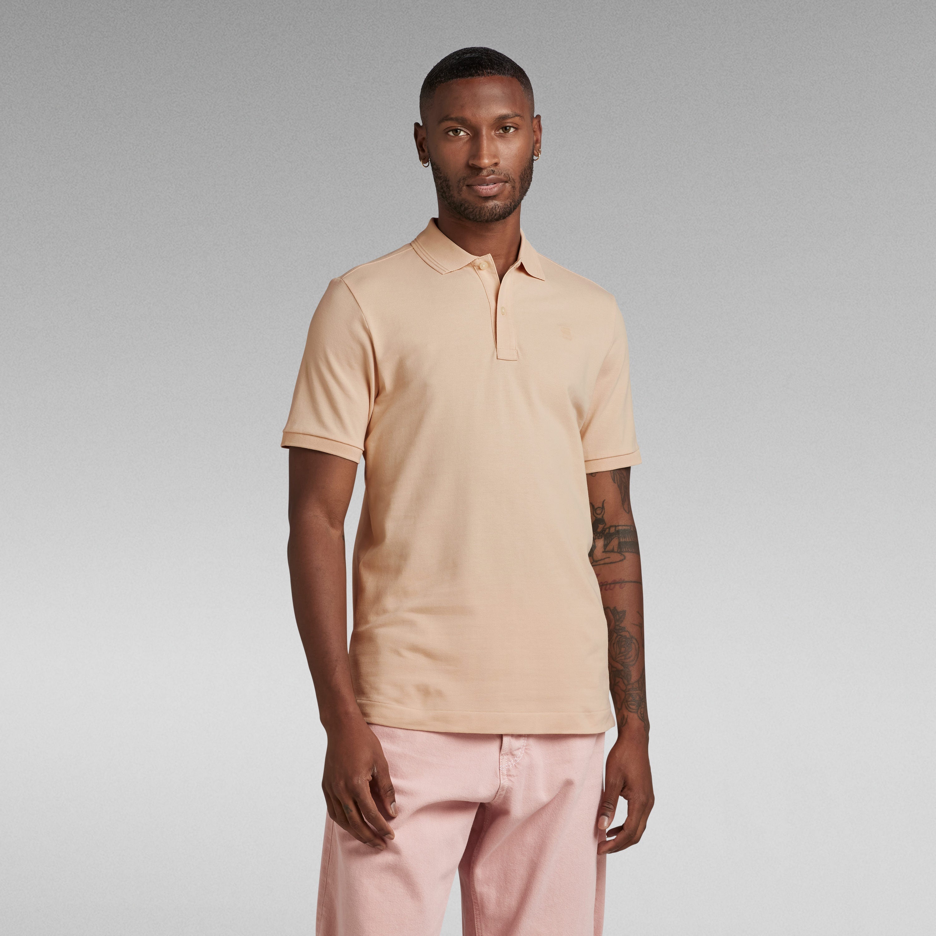 Polo Dunda Slim with ribbed collar in a stylish beige color, featuring short sleeves and a classic fit.