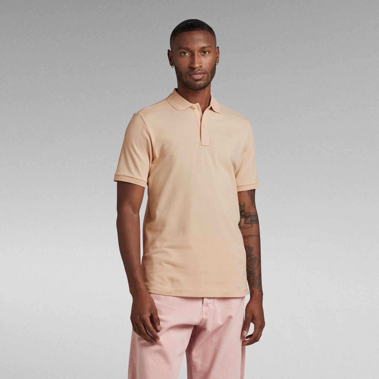Polo Dunda Slim with ribbed collar in a stylish beige color, featuring short sleeves and a classic fit.