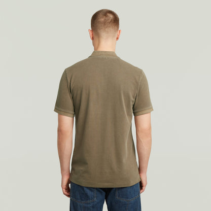 Vista trasera del polo Dunda Overdyed Slim fit, un overdyed slim fit polo shirt elegante y moderno.