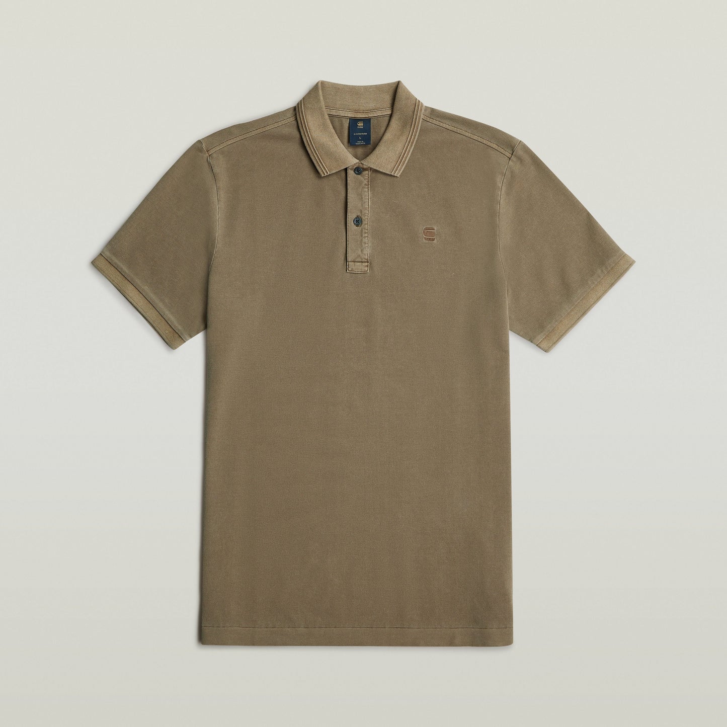 Polo Dunda Overdyed Slim marga corta en color marrón, overdyed slim fit polo shirt, hecho de 95% algodón ecológico.
