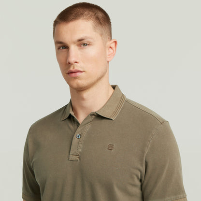 Hombre usando un polo Dunda Overdyed Slim fit, color marrón, corte entallado y cuello de polo clásico.