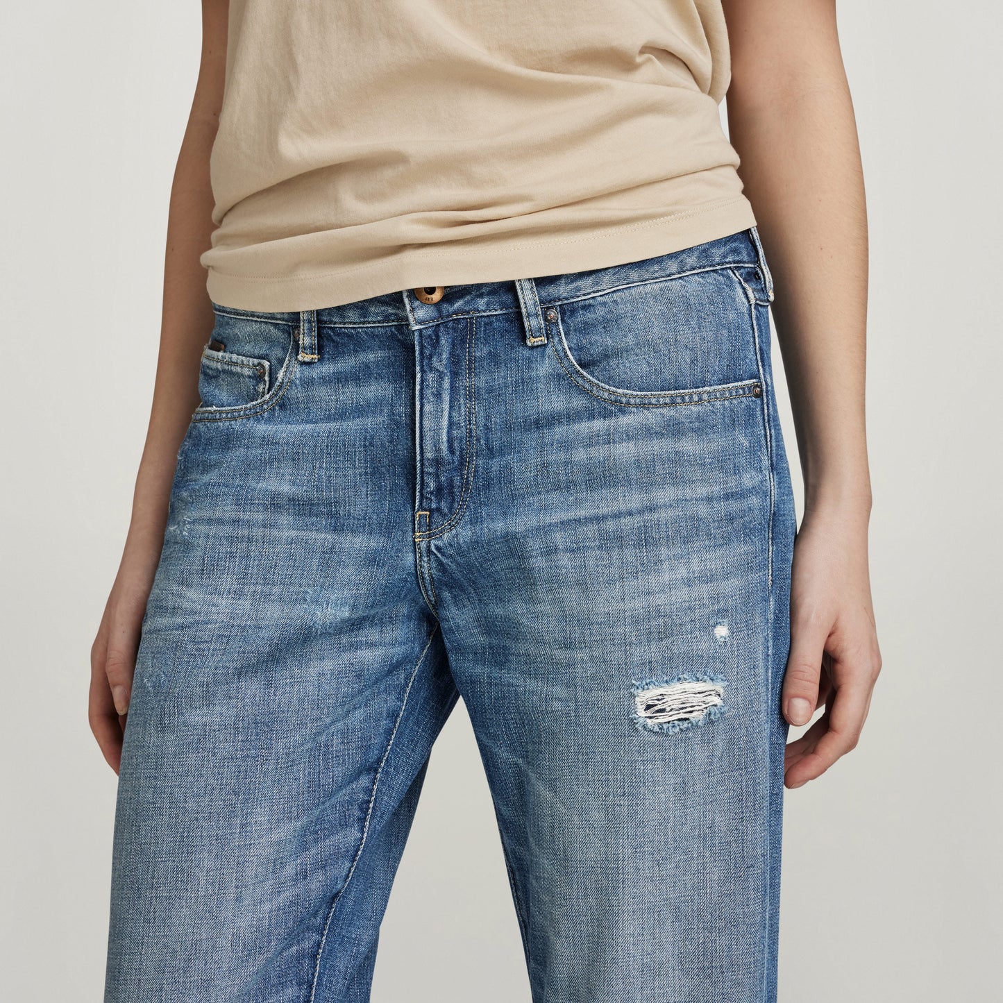 Jeans Kate Boyfriend en denim azul con corte relajado y detalles desgastados.