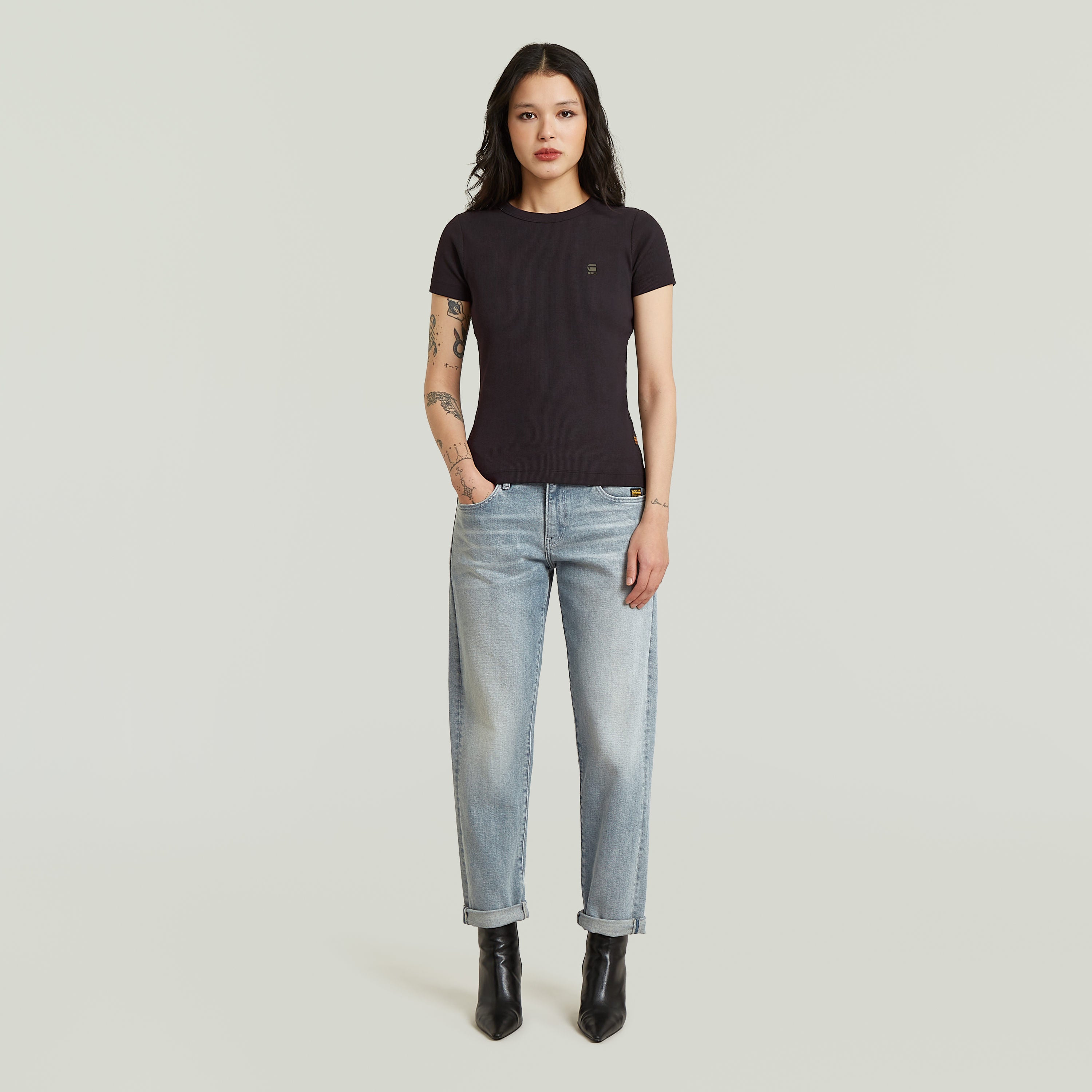 Mujer luciendo jeans Kate boyfriend, corte relajado y dobladillo plegado, ideales para un look casual.