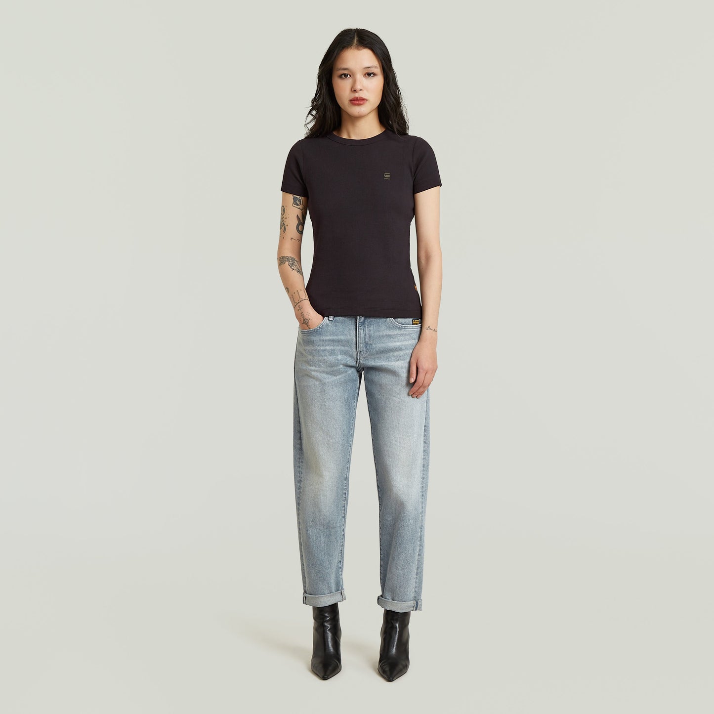 Mujer luciendo jeans Kate boyfriend, corte relajado y dobladillo plegado, ideales para un look casual.