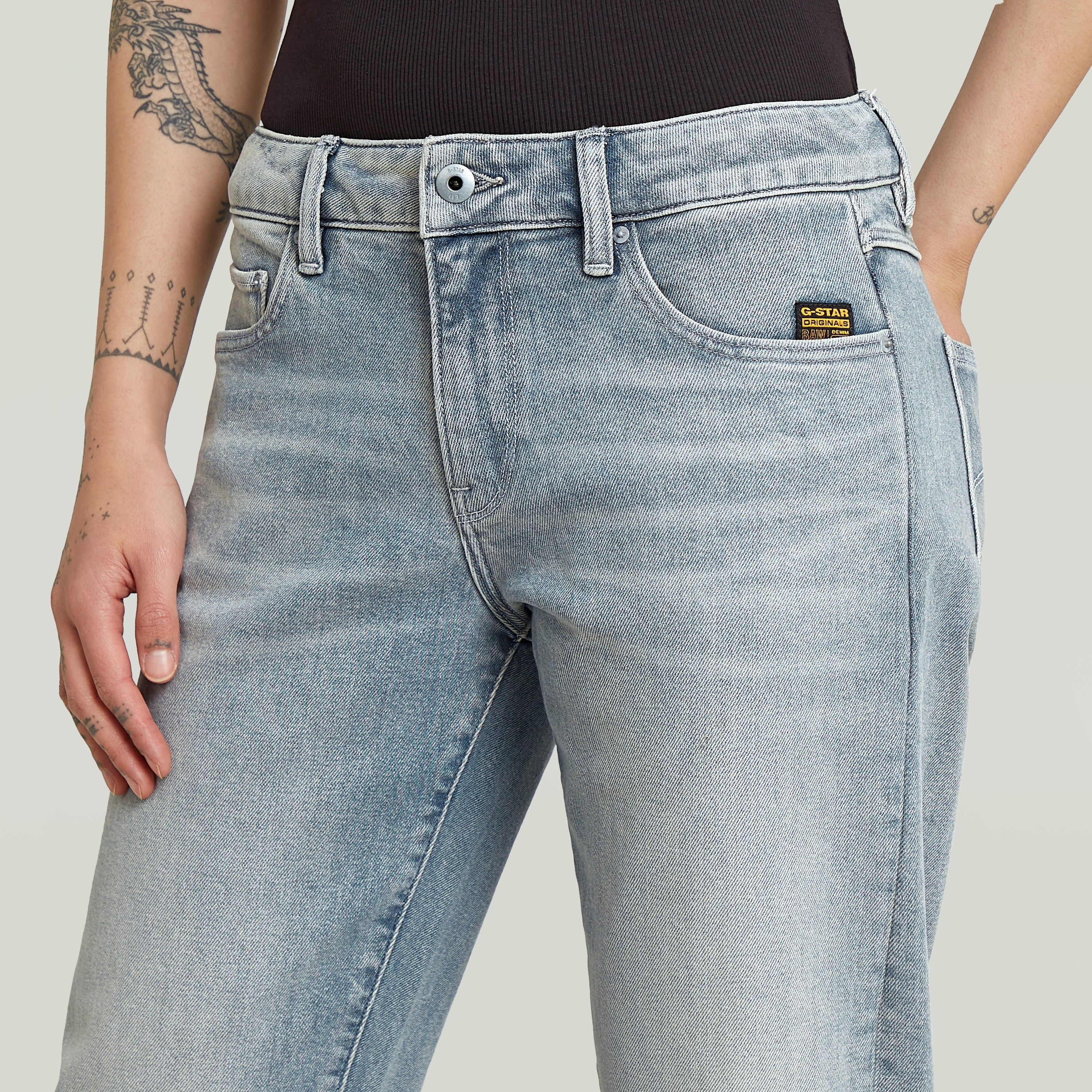 Jeans Kate Boyfriend, un estilo versátil, perfectos boyfriend jeans for women en tono claro con dobladillo plegado.