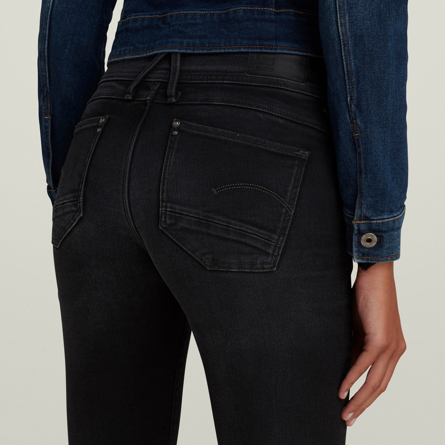 Mujer de espaldas usando jeans Lynn Super Skinny, un modelo moderno de super skinny jeans for women.