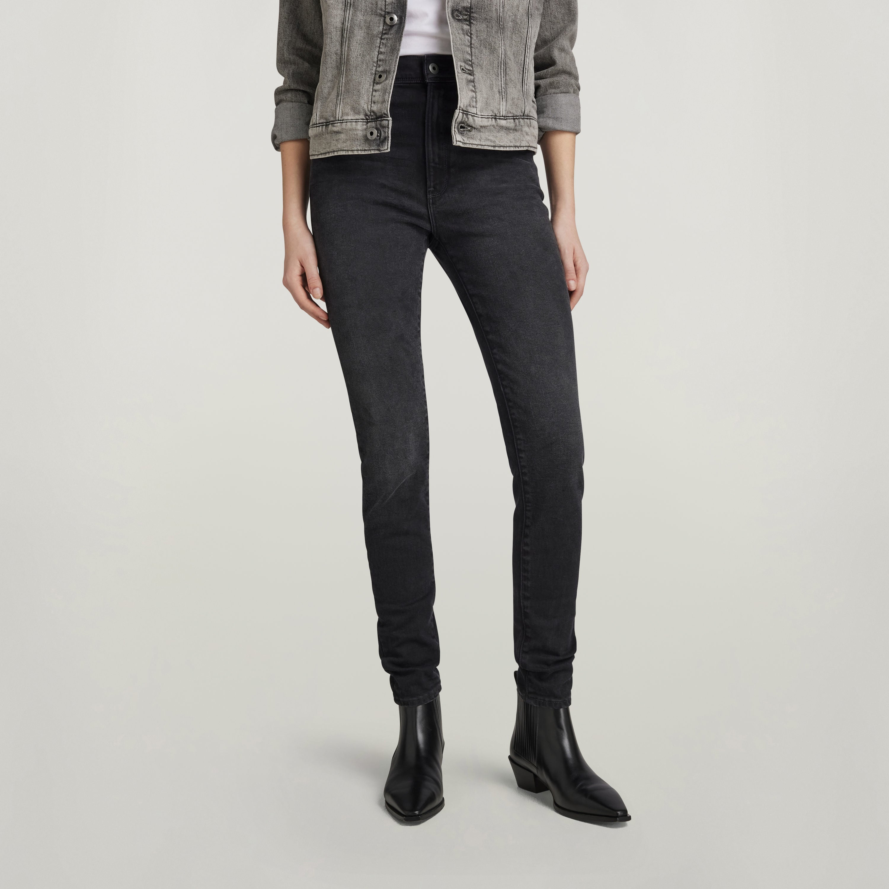 Mujer usando jeans Kafey Ultra High Skinny, prenda ajustada para un look moderno y rebelde, ultra high skinny jeans for women.
