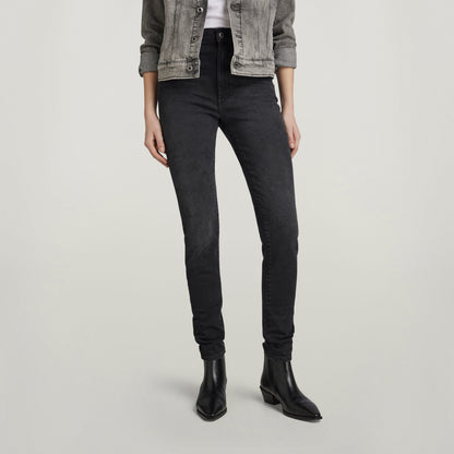 Mujer usando jeans Kafey Ultra High Skinny, prenda ajustada para un look moderno y rebelde, ultra high skinny jeans for women.