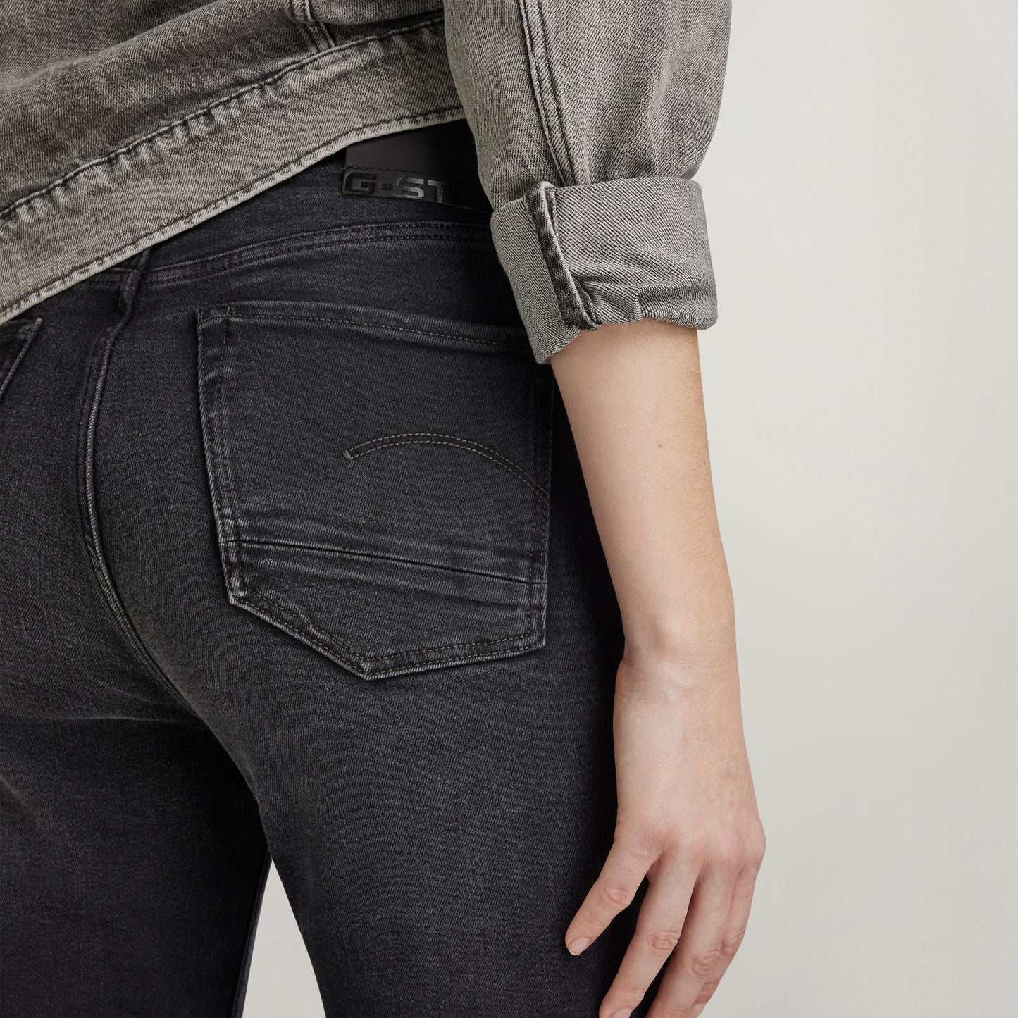 Vista trasera de los jeans Kafey Ultra High Skinny, destacando el diseño de talle superalto, ideales como ultra high skinny jeans for women.