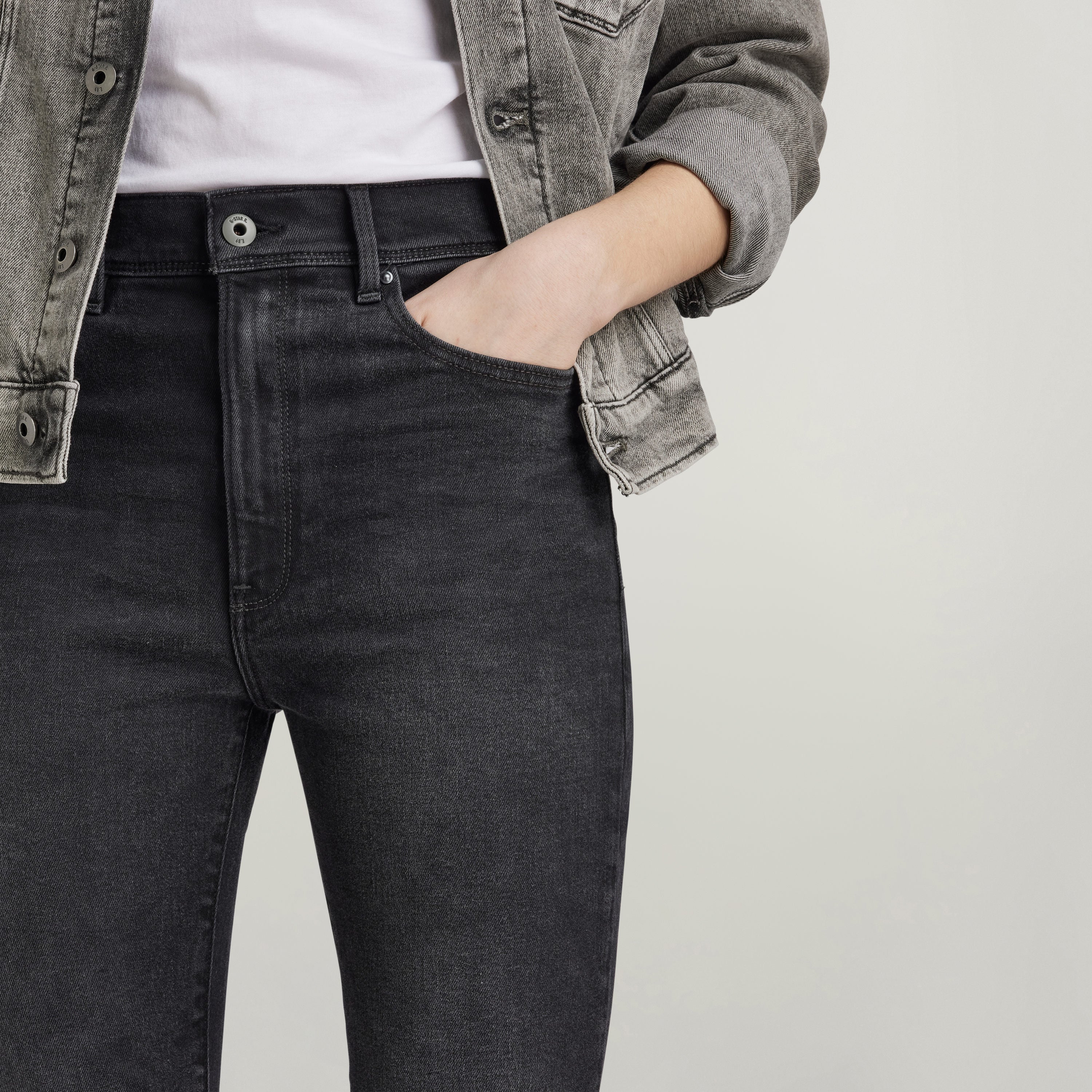 Mujer usando jeans Kafey Ultra High Skinny, estilo moderno en color negro, resaltando la talle superalto y pernera pitillo.