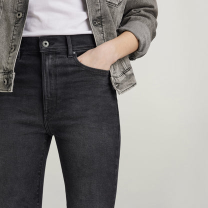 Mujer usando jeans Kafey Ultra High Skinny, estilo moderno en color negro, resaltando la talle superalto y pernera pitillo.