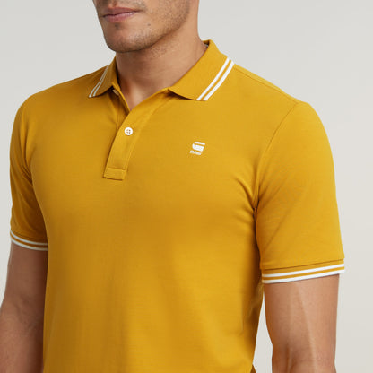 Polo Dunda Slim Stripe en color amarillo mostaza con cuello y puños a rayas, ajuste slim stripe polo shirt.