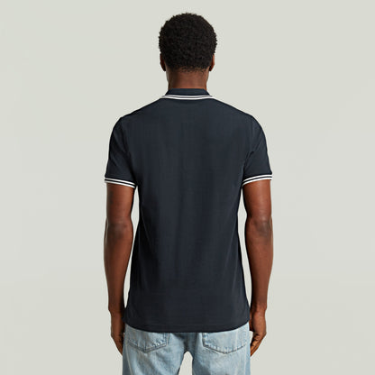 Back view of the Polo Dunda Slim Stripe, a slim stripe polo shirt in dark blue with stylish details.