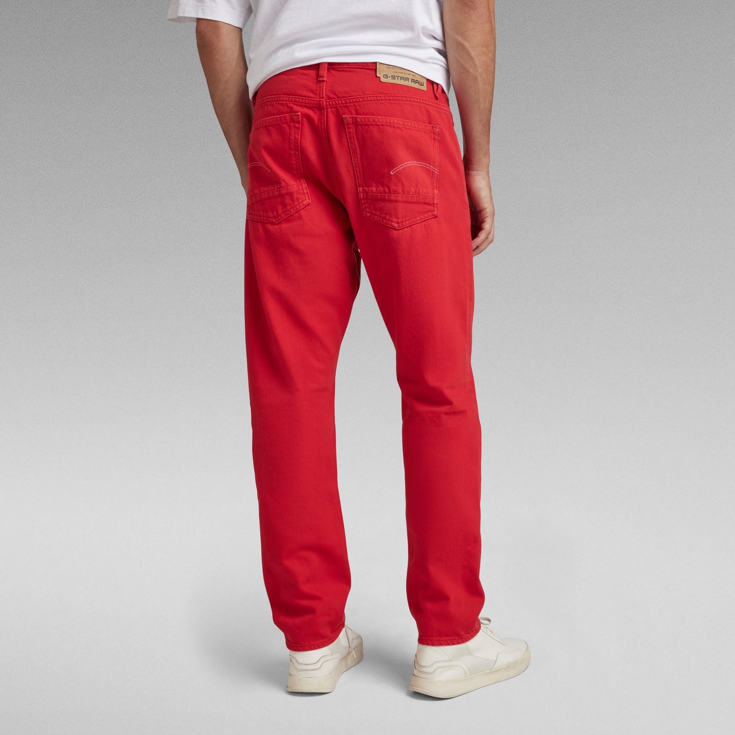 Jeans Triple A regular straight jeans vista trasera en color rojo con detalles de refuerzo en los bolsillos.