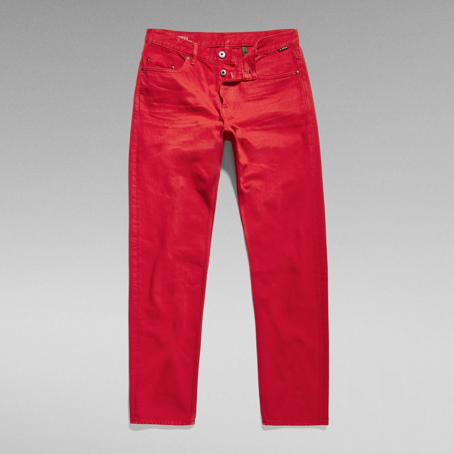 Jeans Triple A regular straight jeans en color rojo con corte recto y bragueta de botones.