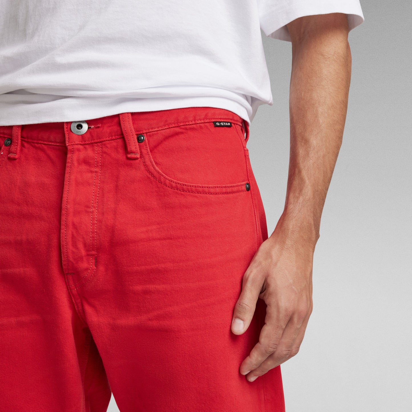 Pantalón de mezclilla en rojo, mostrando el corte recto de los jeans Triple A regular straight jeans.