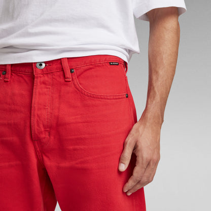 Pantalón de mezclilla en rojo, mostrando el corte recto de los jeans Triple A regular straight jeans.