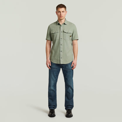 Hombre usando una camisa marine slim fit shirt verde con corte ajustado y bolsillos en el pecho.