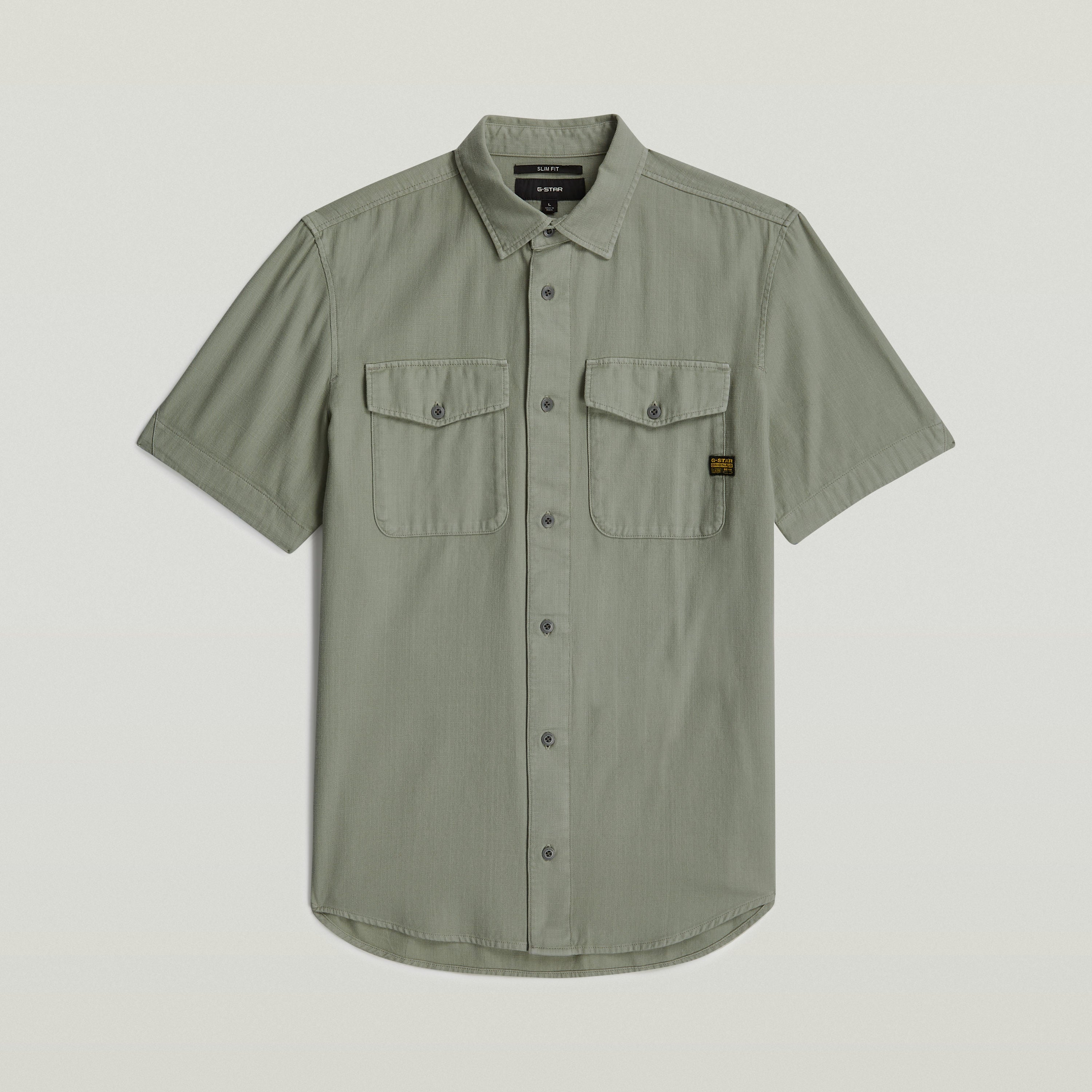Camisa Marine Slim en color verde, corte ajustado y bolsillos con solapa, perfecta como marine slim fit shirt.