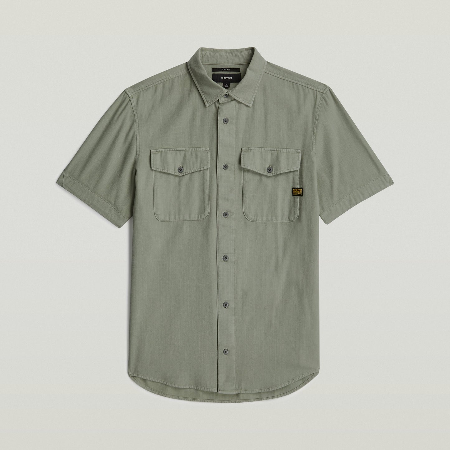 Camisa Marine Slim en color verde, corte ajustado y bolsillos con solapa, perfecta como marine slim fit shirt.