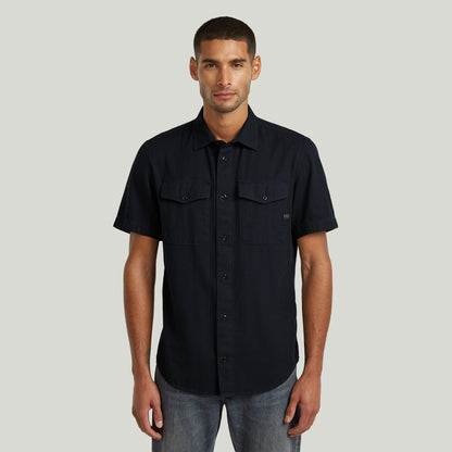 Camisa Marine slim azul con corte ajustado, cuello de camisa y bolsillos con solapa en el pecho.