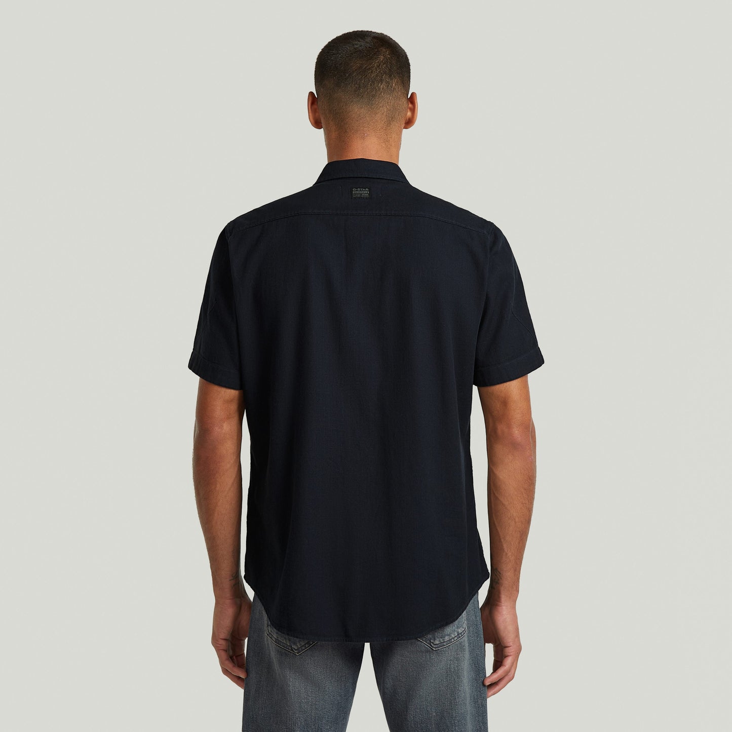 Vista trasera de la camisa Marine slim azul, con corte ajustado y cuello de camisa, color azul oscuro.