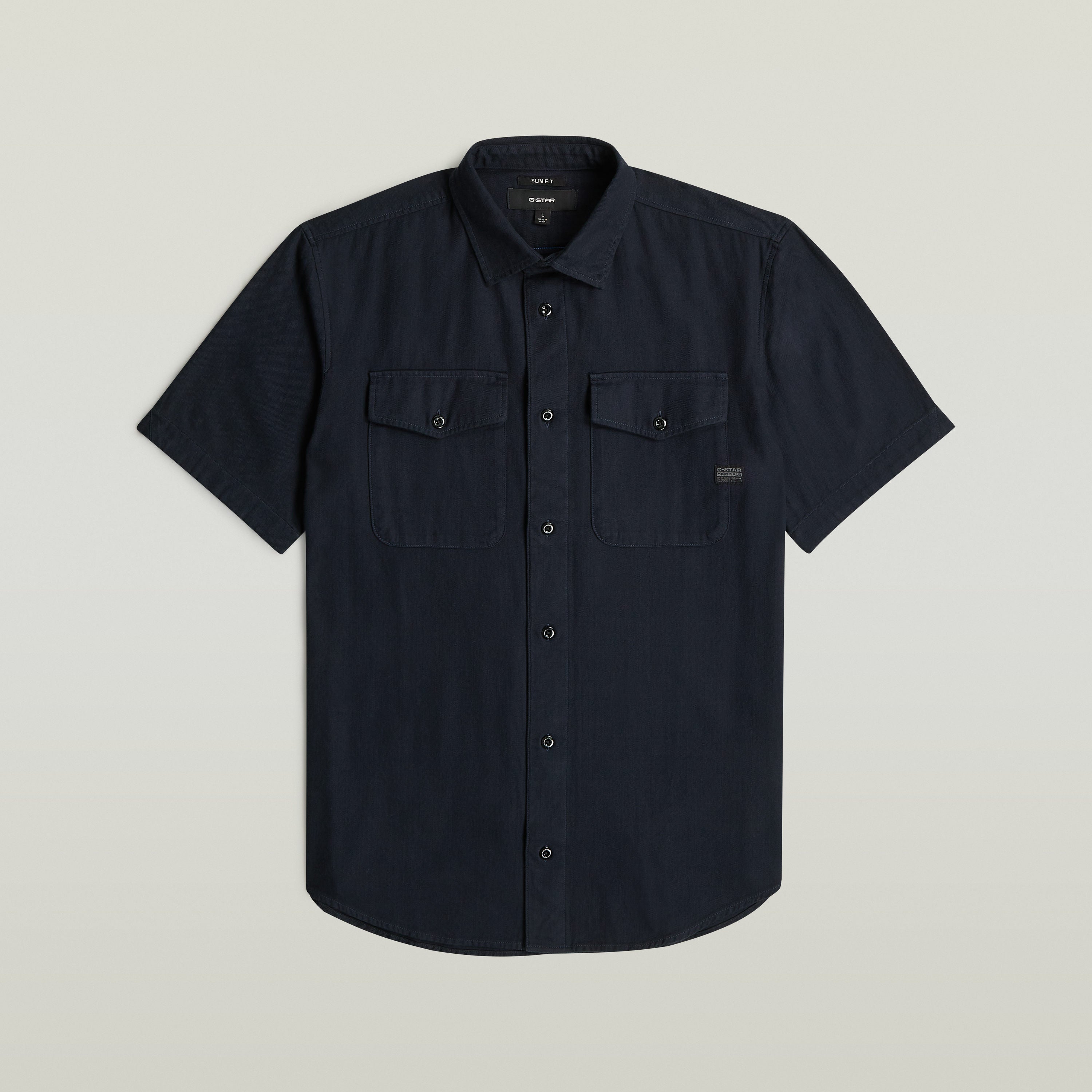 Camisa Marine slim azul con corte ajustado, bolsillos en el pecho y cierre de botones, color azul oscuro.