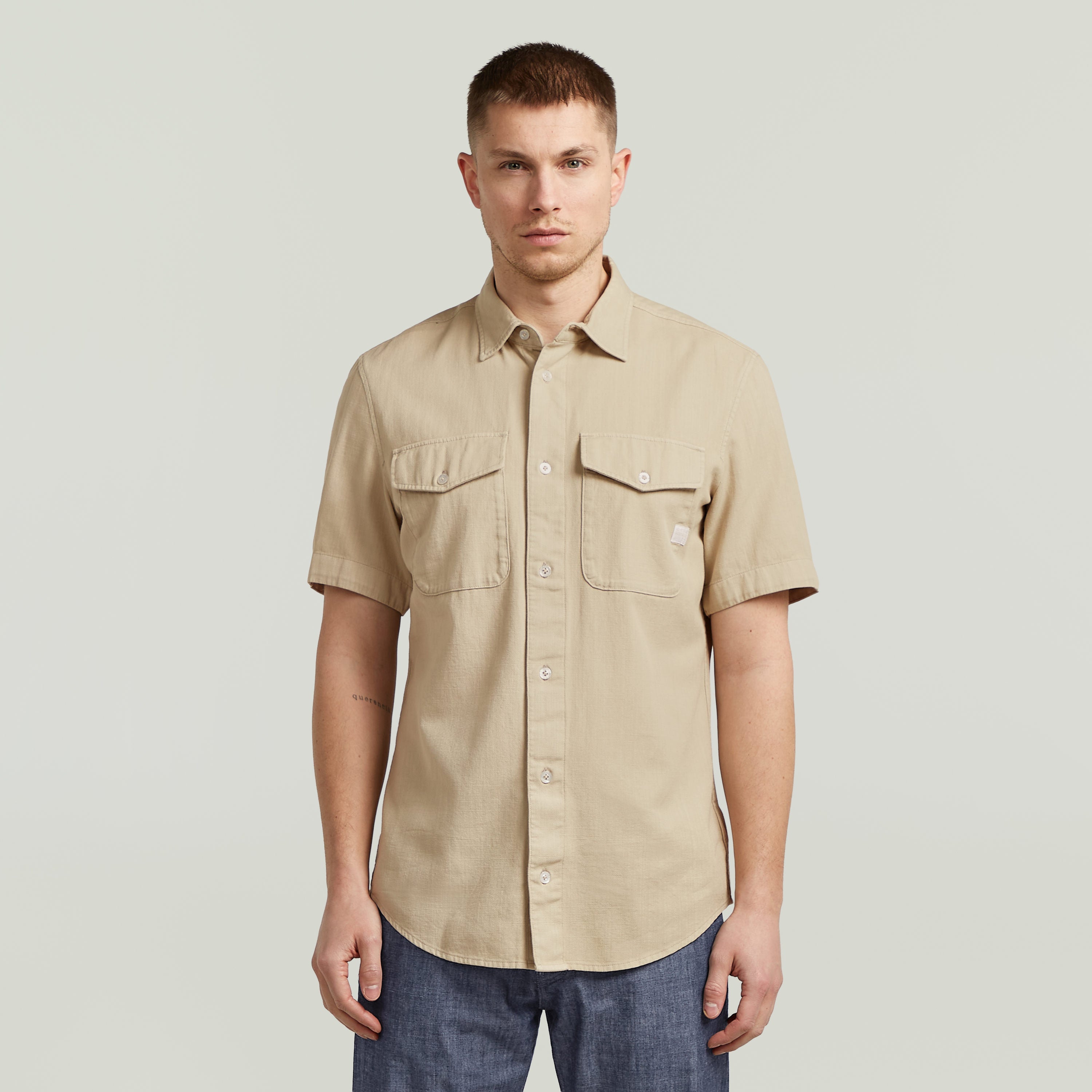 Camisa Marine Slim fit color beige con corte ajustado y bolsillos en el pecho.