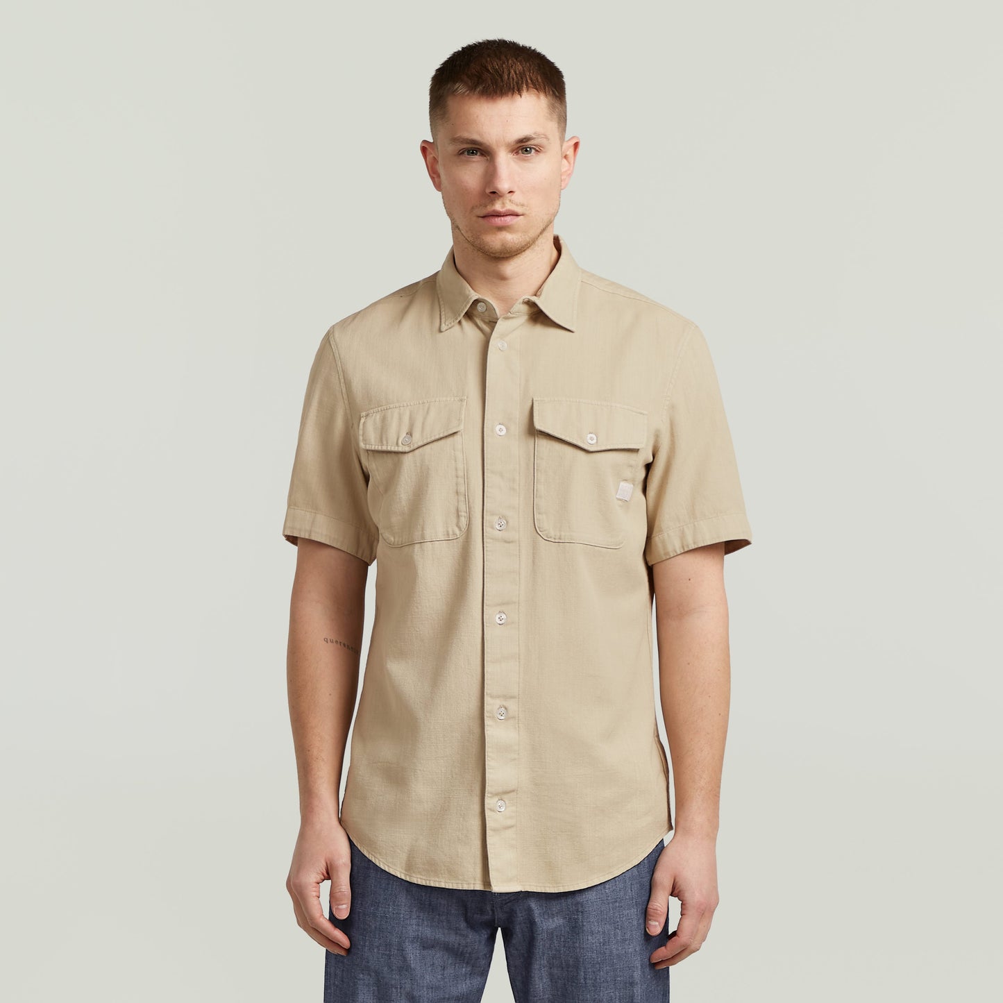 Camisa Marine Slim fit color beige con corte ajustado y bolsillos en el pecho.