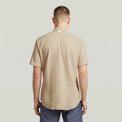 Camisa Marine Slim Fit beige vista trasera, corte ajustado y bajo redondeado.