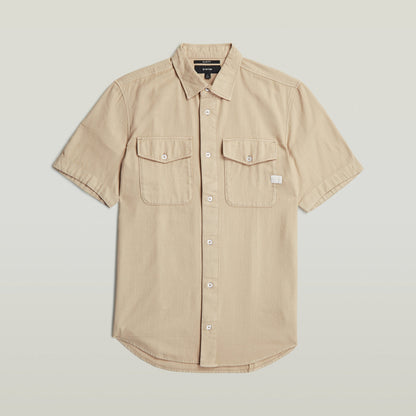 Camisa Marine Slim fit color beige con corte ajustado, bolsillos con solapa y cuello de camisa.