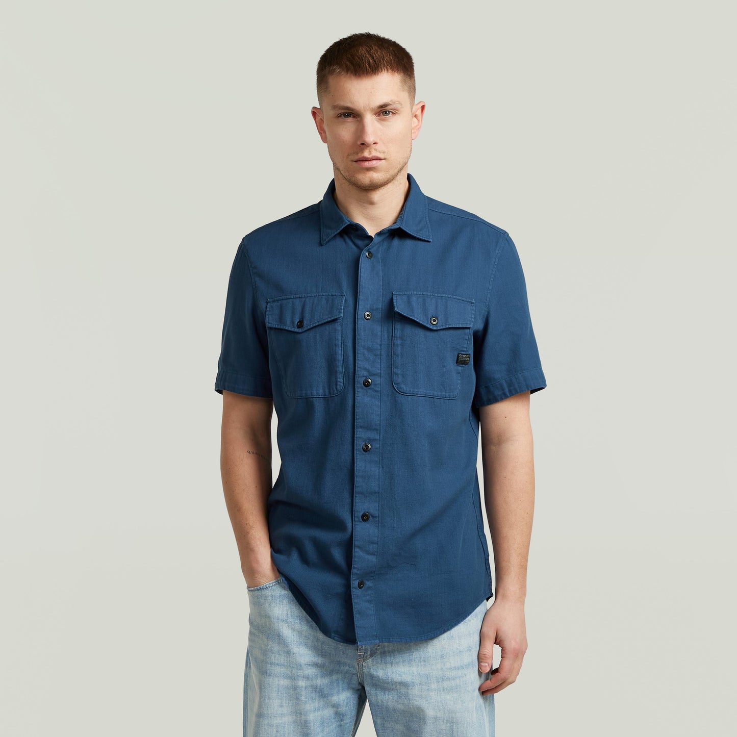 Camisa Marine Slim azul con corte ajustado, bolsillos en el pecho y material ligero, vista frontal.